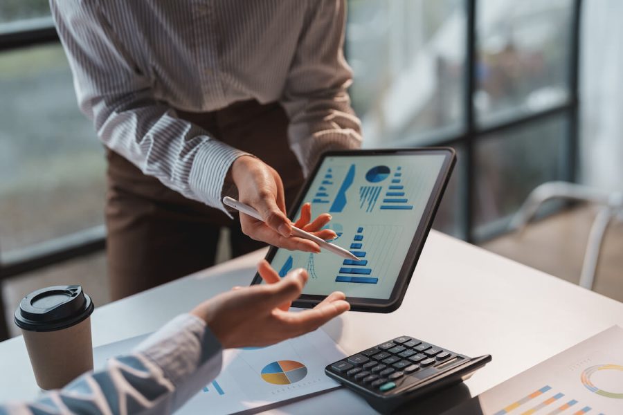 businesspeople-meeting-and-planning-business-strat-2023-11-27-05-07-24-utc